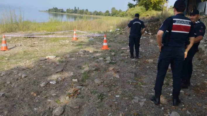 Gölün içinde patlamamış el bombası bulundu