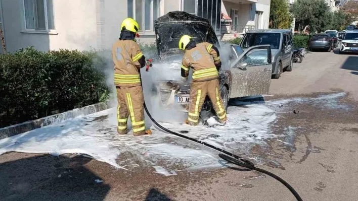 Gönen'de park halindeki araç alev aldı