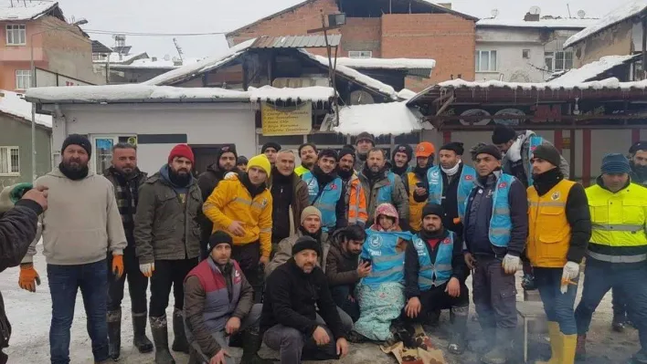 Gönüllüler, deprem bölgesinde hayat kurtarıyor