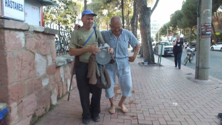 Görme engelli vatandaş 50 yıldır darbuka çalıp türkü söylüyor