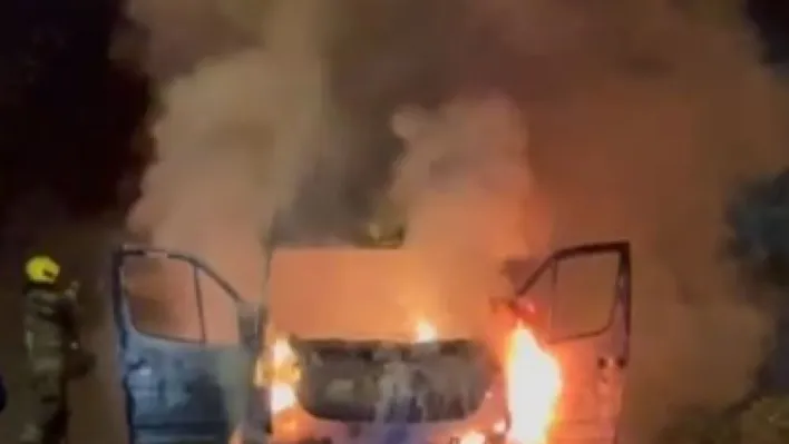 Gözleri önünde minibüs alev alev yandı