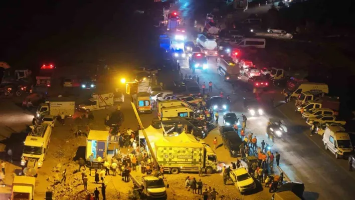 Gözlerini kırpmadan alevlerle mücadele için koşuşturuyor