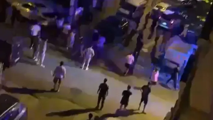 Gözü dönmüş adam ailesine saldırdı, müdahale etmek isteyenlere bıçak çekti