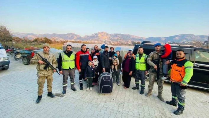 Gözü gibi baktıkları şehidin eşyalarını depremzede aileye bağışladılar