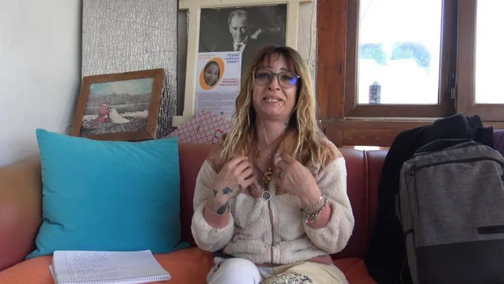 Gözü yaşlı anne kızının tedavisi için yetkililerden onay bekliyor