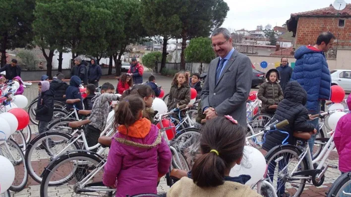 Gülen yüzlere 100 bisiklet