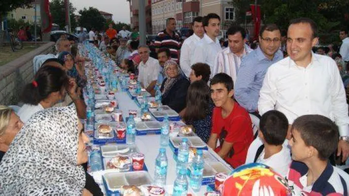 Gümüşyaka'da 1500 Kişi İftarda Buluştu