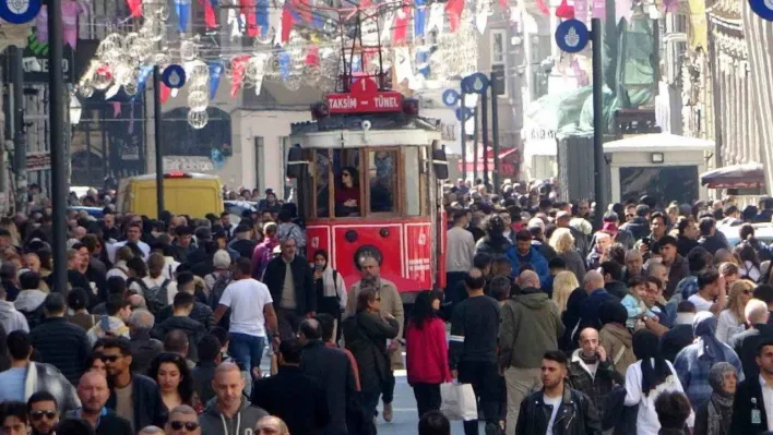 Güneşli ve sıcak havayı fırsat bilenler Taksim'e akın etti