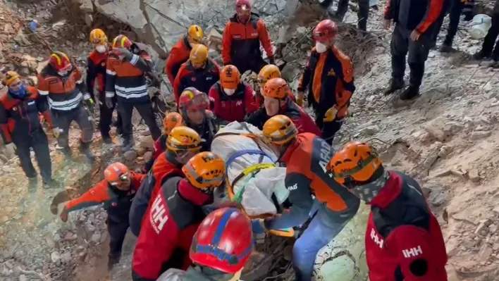 Güngören'de çöken binada enkaz altında kalan işçi çıkarıldı