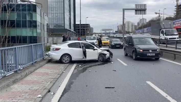 Güngören'de hızını alamayan otomobil önce minibüse, sonra demir korkuluklara çarptı