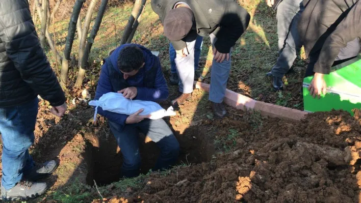 Günün acı en acı haberi: 8 aylık oğlunun kefenini çözüp son kez sevdi