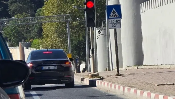 Güvenlik şeridini kullanan araçlar tepkilere neden oluyor