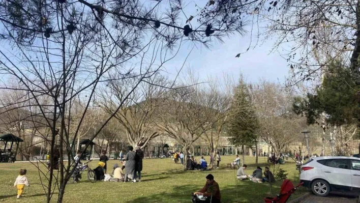Güzel havayı gören Osmanelililer parklara akın etti