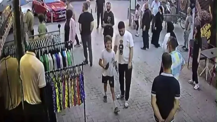 Güzellik merkezi anketörü broşür verdiği kadının yanındaki şahısla kavga etti: Kavgayı ayırmak isteyen esnafa anketörcü şahıs yumruk attı