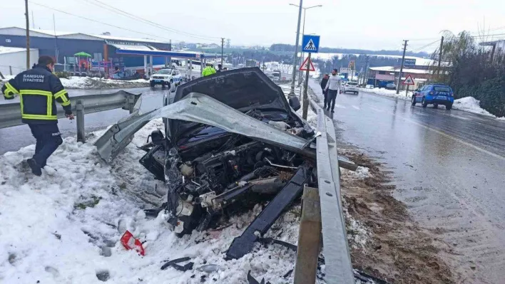 Hafif ticari araç bariyerlere çarptı: 2 yaralı