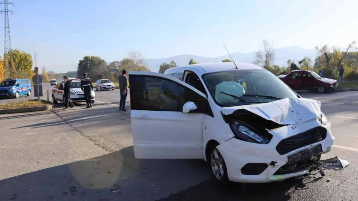 Hafif ticari araç ile otomobil kavşakta çarpıştı: 4 yaralı