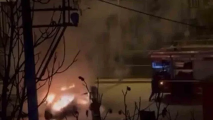 Hafif ticari araç yanarak kül oldu