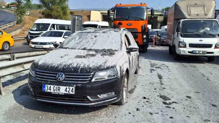 Hafriyat kamyonu ani fren yaptı, beton harcı otomobilin üzerine döküldü