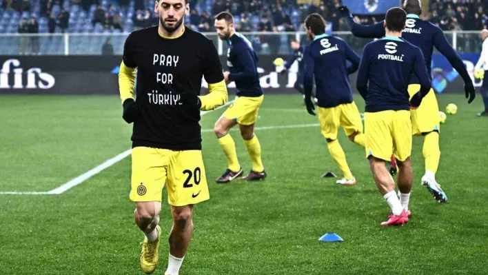 Hakan Çalhanoğlu, 'Türkiye için dua et' yazılı tişörtle ısınmaya çıktı