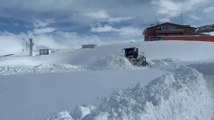 Hakkari'de 15 köy ve 50 mezra yolu kapandı