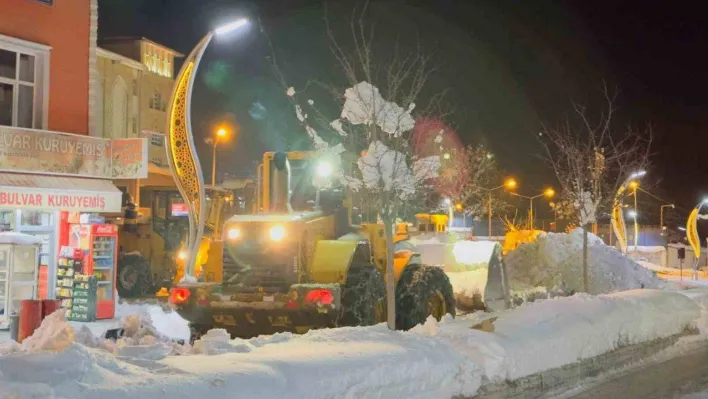 Hakkari'de karla mücadele çalışması sürüyor