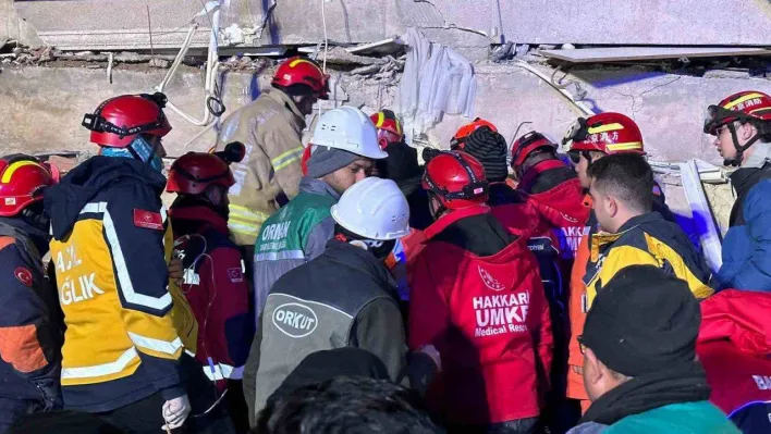 Hakkari ekibi baba ve kızını sağ kurtardı