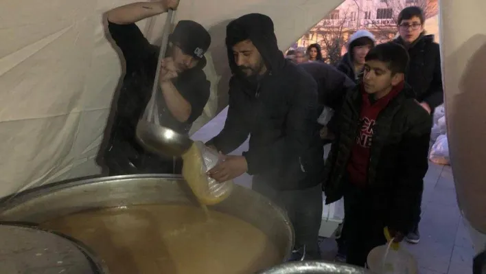 Hakkari ekibi deprem bölgesinde yemek dağıtımına başladı