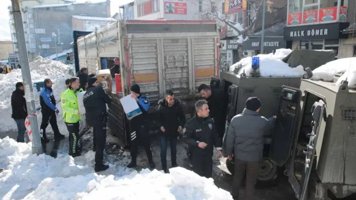 Hakkari polisi halkla tek yürek oldu