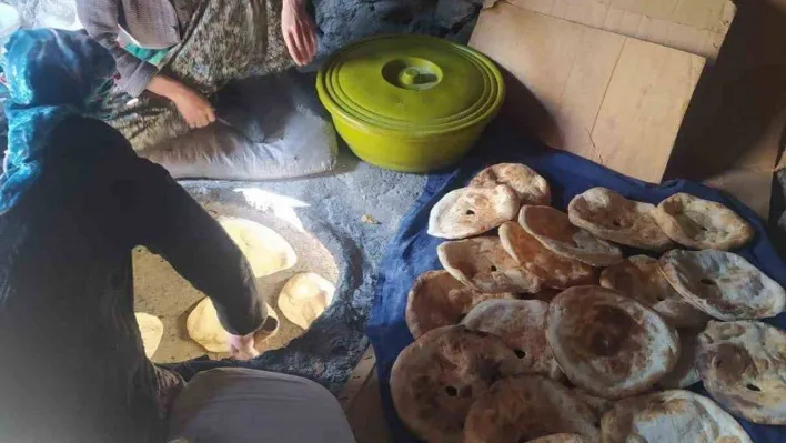 Hakkarili kadınlar pişirdikleri ekmekleri deprem bölgesine gönderdi