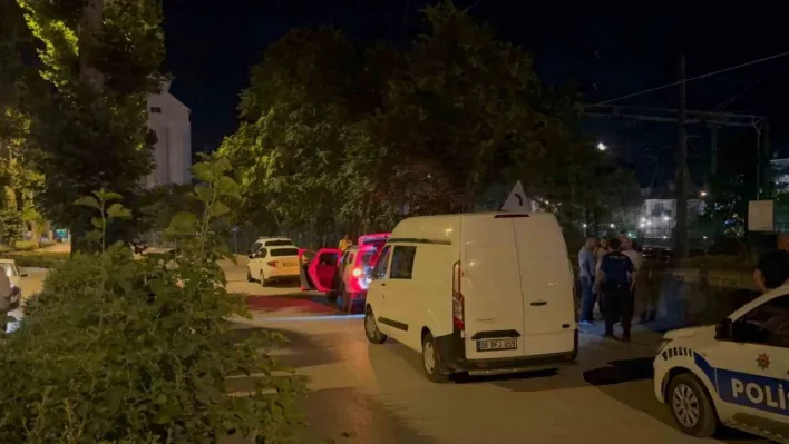 Hakkında 9 yıl hapis cezası bulunan şahıs jandarma aracı içerisinde tabancayla intihar girişiminde bulundu