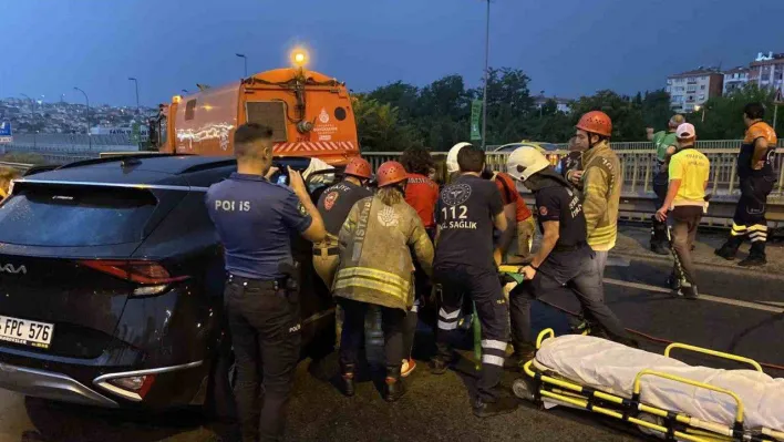 Haliç Köprüsü'nde otomobiliyle belediye aracına çarpan sürücü kaçtı, 1 kişi ağır yaralandı