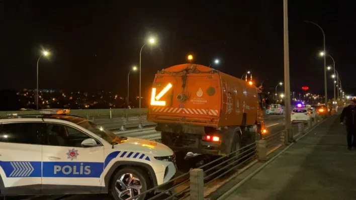 Haliç Köprüsü'ndeki feci kazada motosiklet, yol temizleme aracına çarptı: 1 ölü