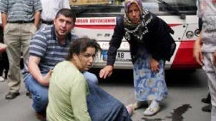 Halk Otobüsü Yayaya Çarptı