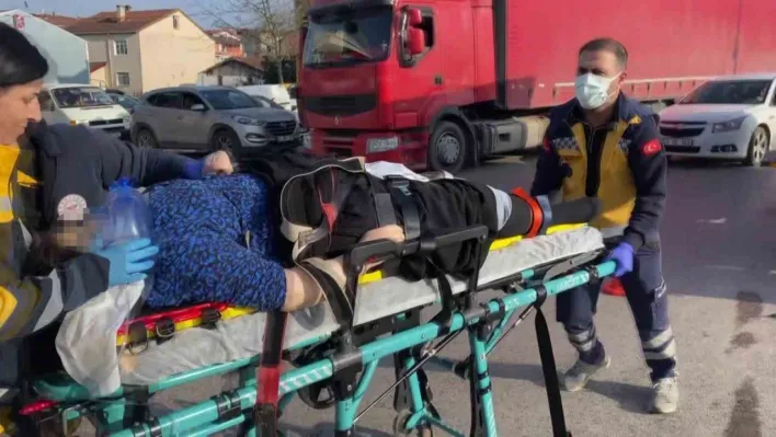 Hamile kadını hastaneye yetiştirmeye çalışan ambulans kaza yaptı: 5 yaralı