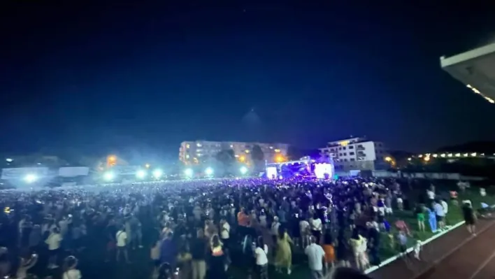 Hande Yener komşuyu salladı