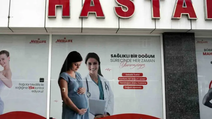 Hastane skandalında hastanenin camında 'Yenidoğan dostu hastane' yazılı görsel dikkat çekti