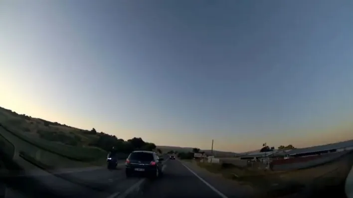Hatalı sollama yapan otomobil motosikleti ezmekten kıl payı kurtuldu