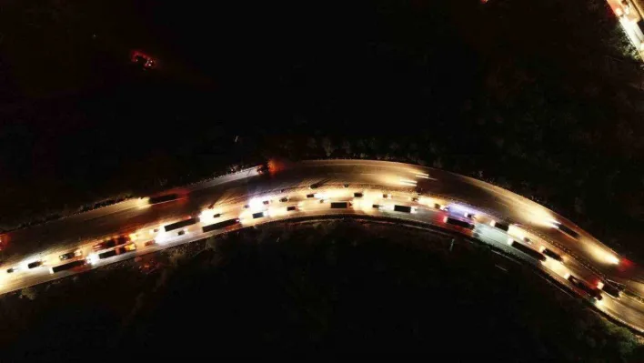 Hatay'a yardıma giden araçlar kilometrelerce kuyruk oluşturdu