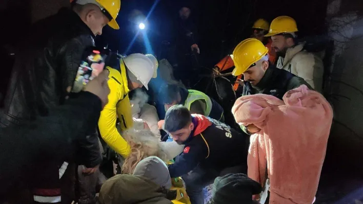 Hatay Akevler Mahallesi'nde Reşan Elmanur (32), gönüllü kurtarma ekiplerince enkaz altından sağ olarak kurtarıldı.