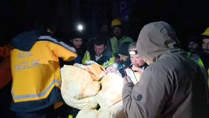 Hatay Antakya'da bir kadın sağ kurtarıldı