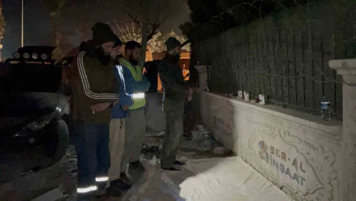 Hatay'da arama kurtarma ekiplerinden nöbetleşe akşam namazı