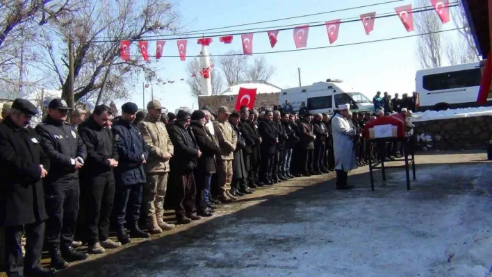 Hatay'da depremde hayatını kaybeden uzman çavuş Kars'ta toprağa verildi