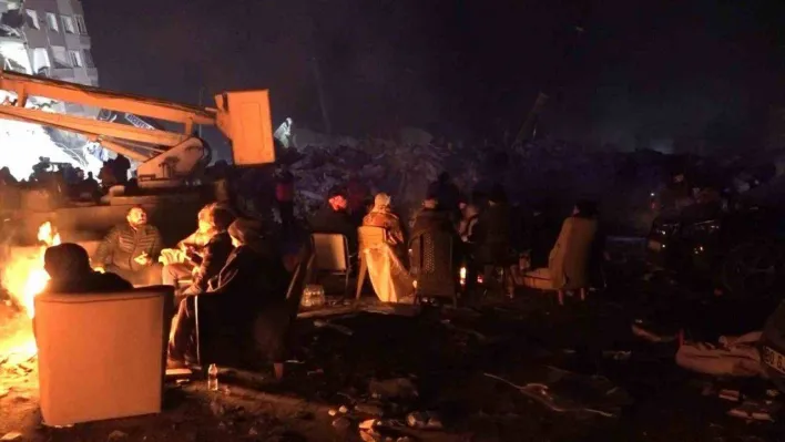 Hatay'da depremzedeler dondurucu soğukta geceyi ateş başında geçiriyor