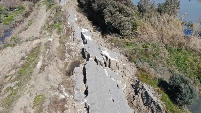 Hatay'da korkutucu görüntüler: 3 kilometrelik yol önce yarıldı sonra çöktü