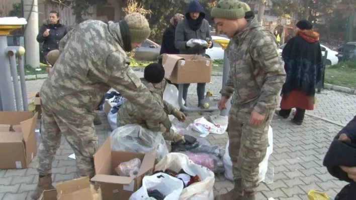 Hatay'da Mehmetçik, bölgeye gelen yardımları depremzedelere dağıtıyor