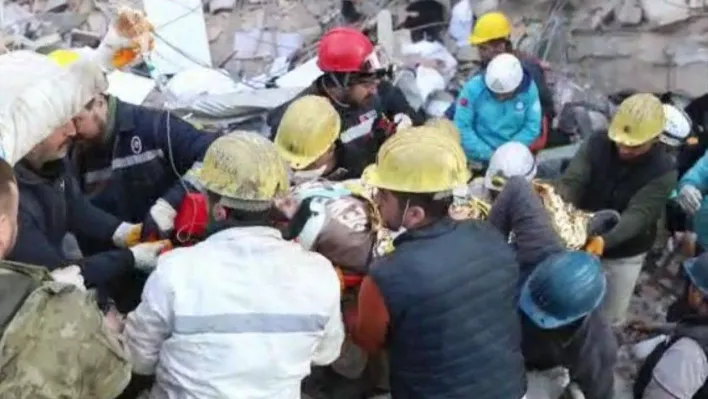 Hatay'dan bir güzel haber daha: 158'inci saatte 17 yaşındaki Asya sağ kurtarıldı