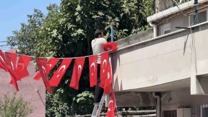 Hatay Şehidi'nin İstanbul'daki baba ocağı bayraklarla donatıldı