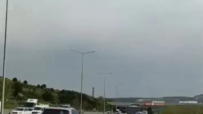 Havalimanı yolunda motosiklet sürücüsünün tehlikeli hareketleri
