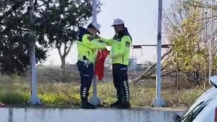 Hayrabolu Jandarması'nın bayrak hassasiyeti duygulandırdı