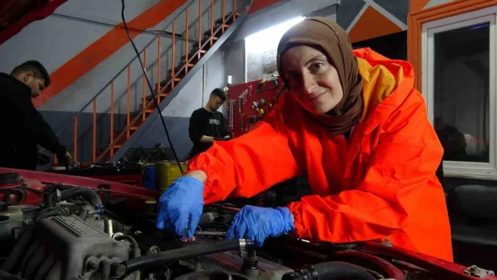 Hemcinsleri çiçek, o balata istiyor